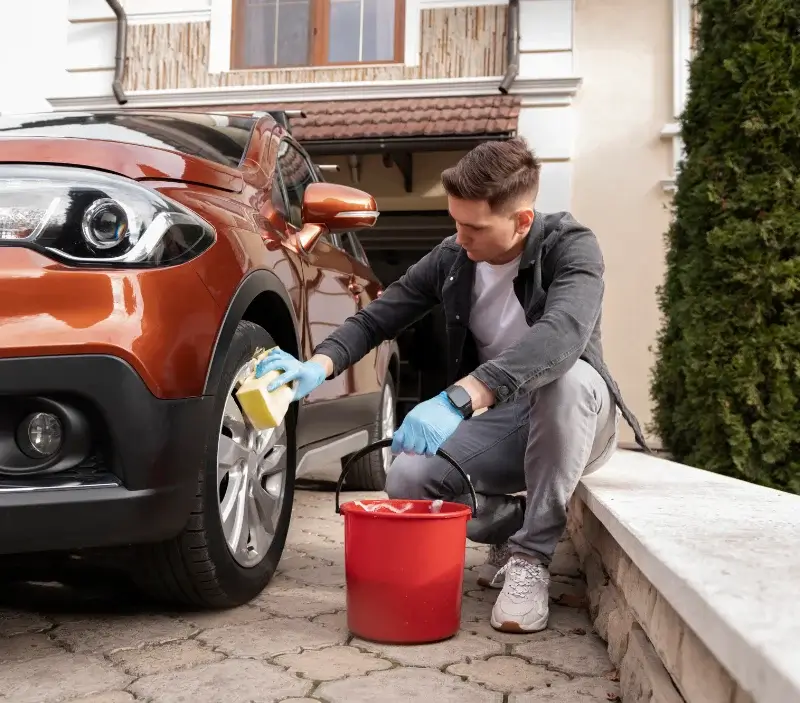 Lavage auto à domicile Sourdeval : professionnel intervenant sur un véhicule